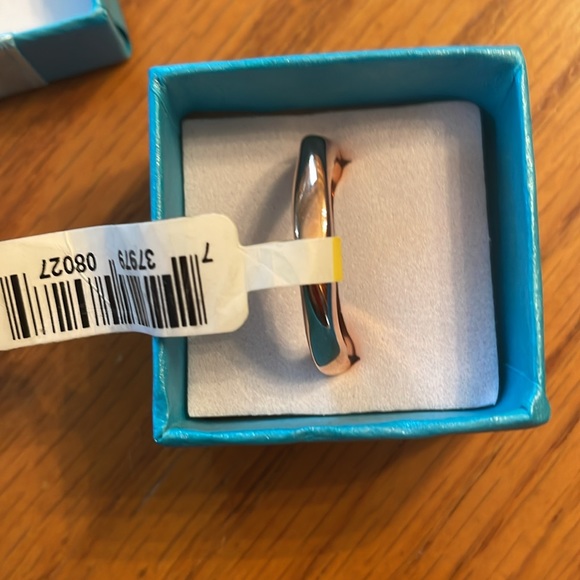 Woman’s stackable beveled rose gold plated ring size 8. NWT - Picture 5 of 5